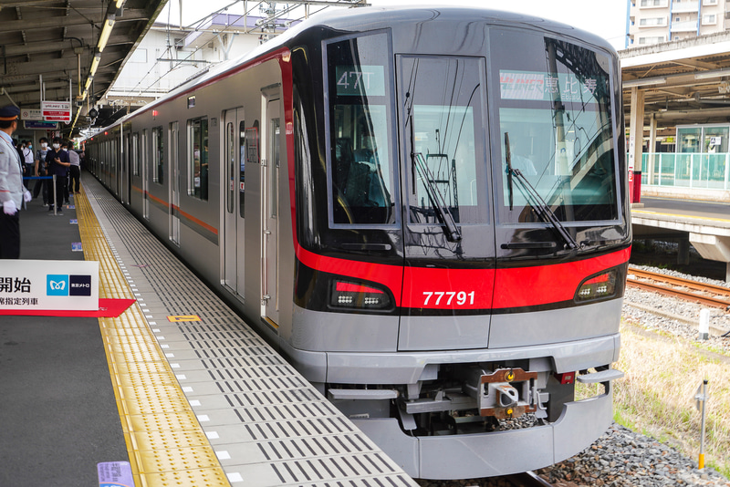 久喜駅に入線したTHライナー 70090型 こちらは最後尾となる