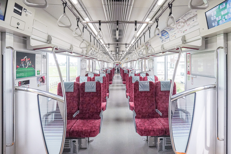 THライナー 70090型の車内。クロスシート時