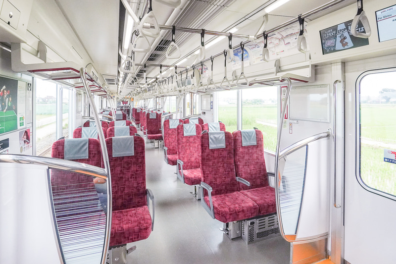 THライナー 70090型の車内。クロスシート時