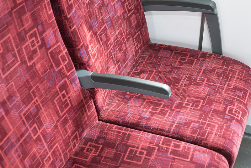 中央の肘掛けは可動式