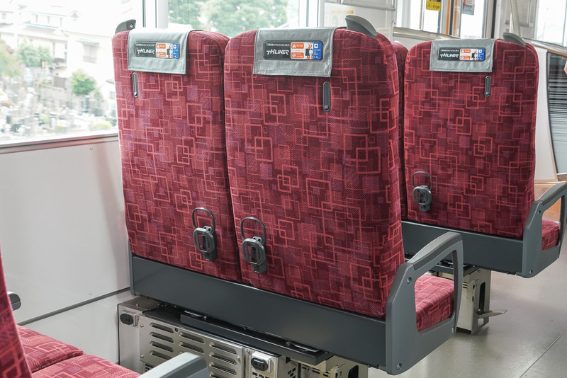 クロスシートの座席背面