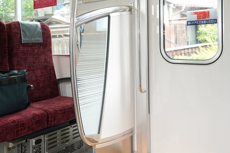 扉横の脇仕切は強化ガラスが使われている