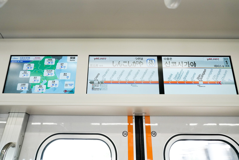 17型ワイドLCD3面の案内表示装置。案内は多言語対応