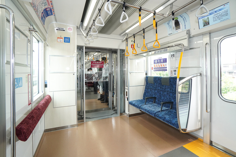 フリースペースと優先席はすべての車両に付く