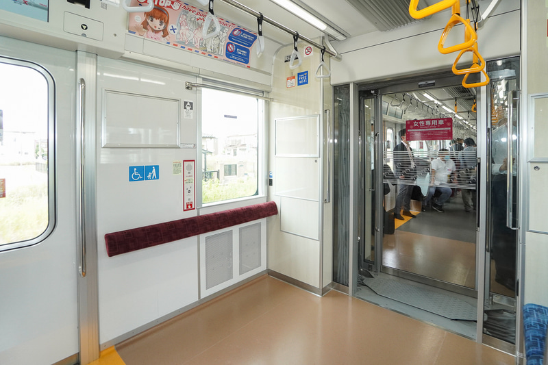 フリースペースにはヒップレスト。妻引戸は全面ガラス