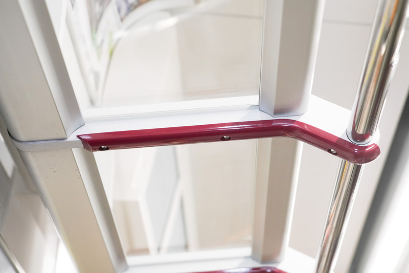 赤いワンポイントがあしらわれている