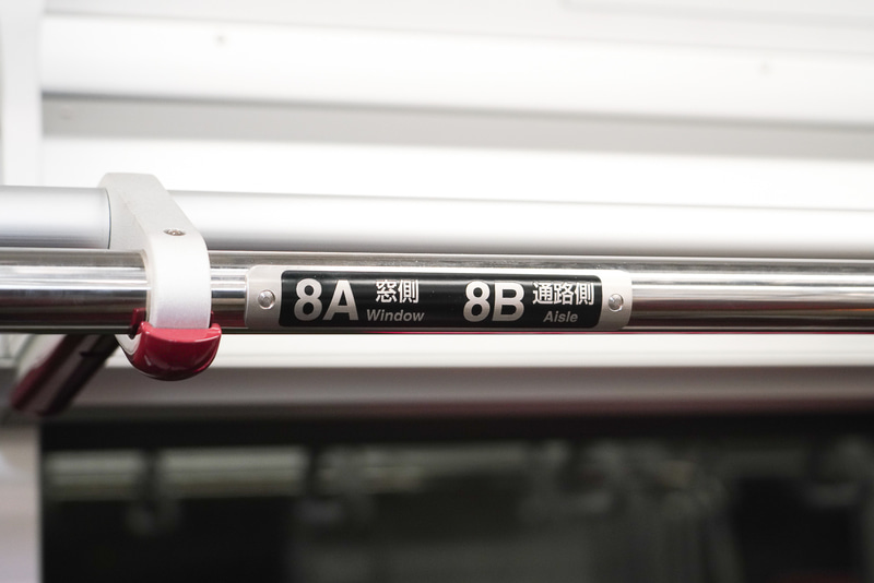 座席番号は荷棚のフレームに付いている