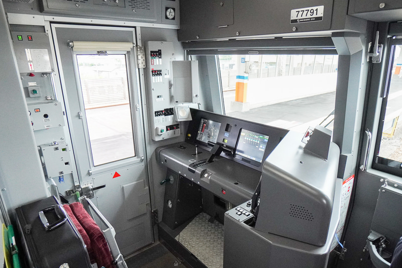 運転台。液晶表示の車両情報制御装置