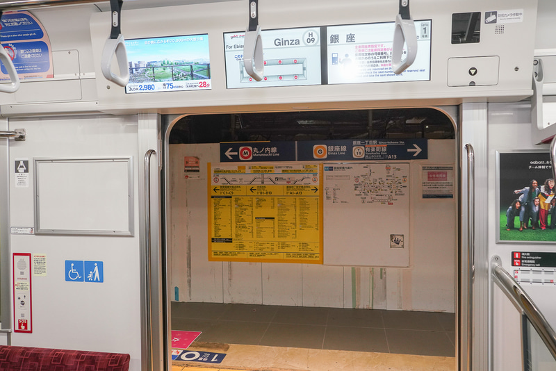 銀座でドアが開いているようす。霞ケ関駅からは恵比寿まで各駅に停車しフリー乗降可能