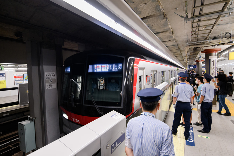 虎ノ門ヒルズ駅に到着するTHライナー（写真提供：東京メトロ）