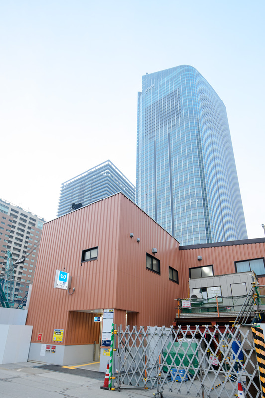 日比谷線「虎ノ門ヒルズ駅」。背後に見えるのは虎ノ門ヒルズ森タワー（右）とビジネスタワー（左）