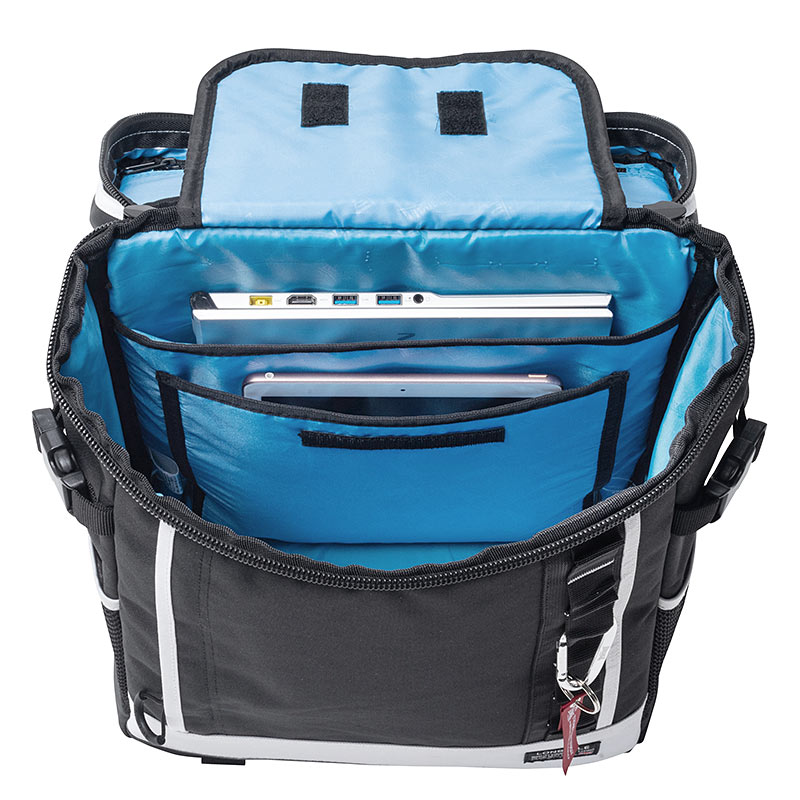 メイン収納部や前面にさまざまなポケットを備える