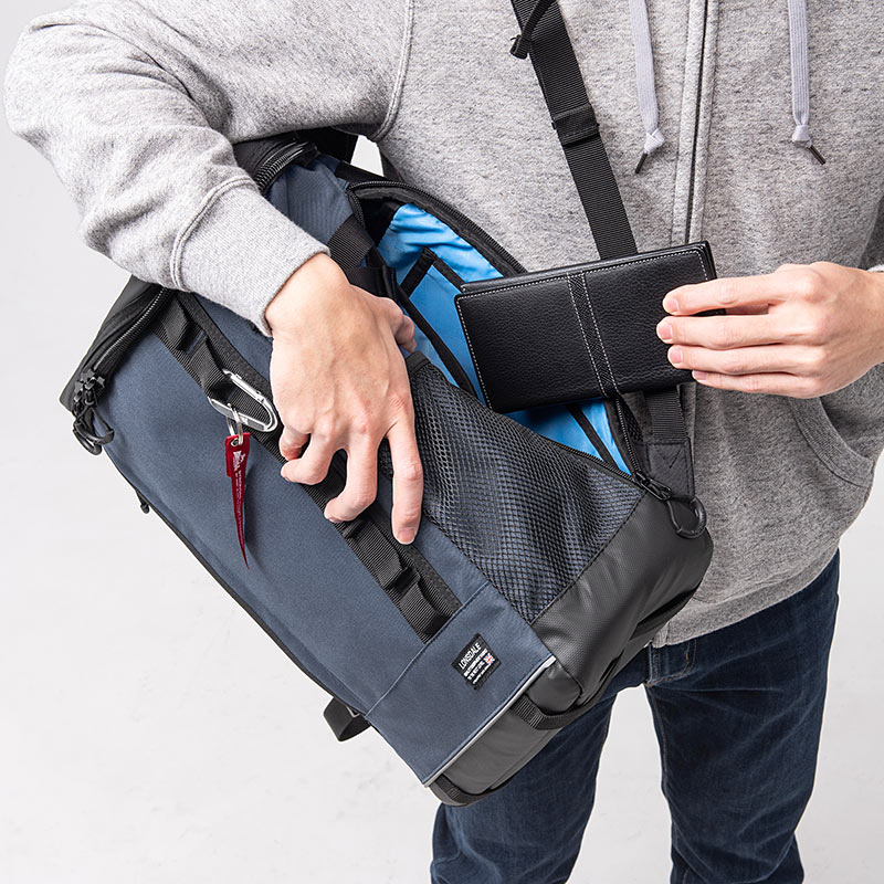 メイン収納部や前面にさまざまなポケットを備える