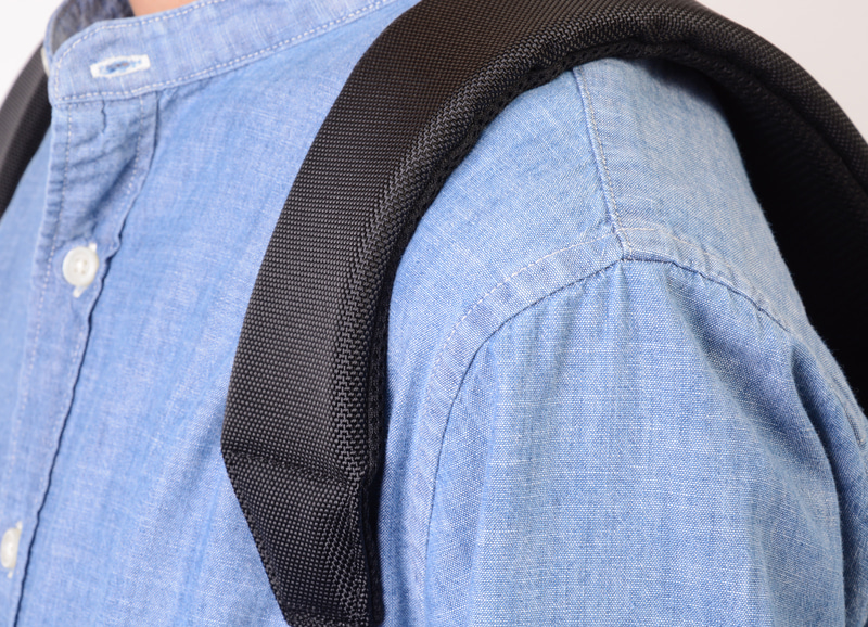 ショルダーベルトには通常の2倍程度のメッシュクッションを使用