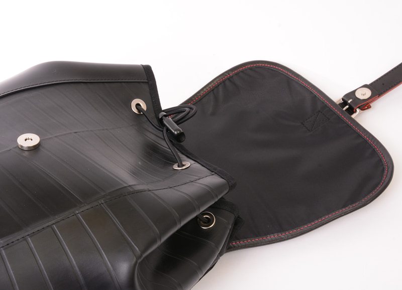 上部フラップにより荷物を雨から守る