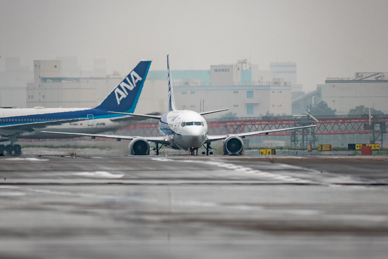 羽田空港の22滑走路（B滑走路）に着陸後、第2ターミナルの前を通過して82番スポットへ