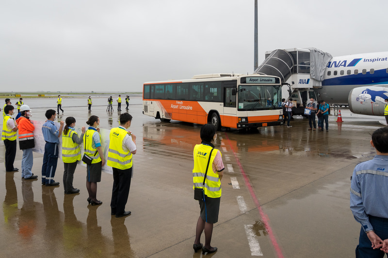 直前まで振っていた雨もやみ、記念撮影を楽しむ降機した乗客
