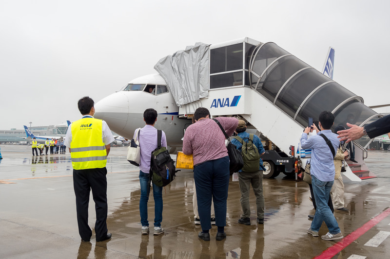 直前まで振っていた雨もやみ、記念撮影を楽しむ降機した乗客