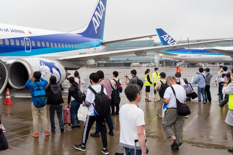 直前まで振っていた雨もやみ、記念撮影を楽しむ降機した乗客