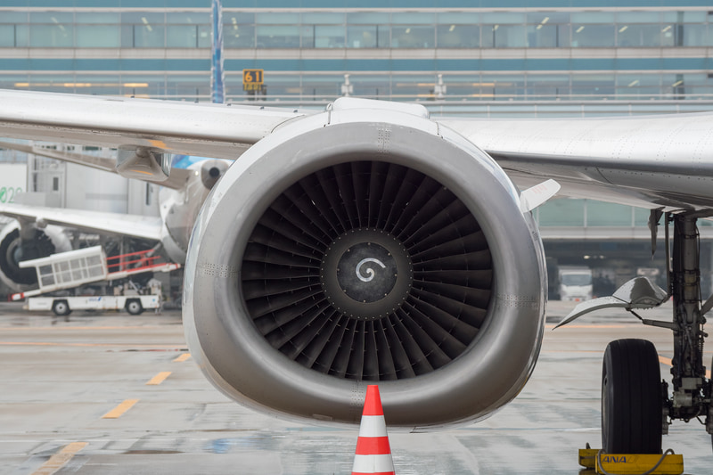 ボーイング 737-500型機は、ギア（着陸装置）の高さに対して大きなエンジンを搭載したため、エンジンカウルが扁平型になっているのも同機の特徴