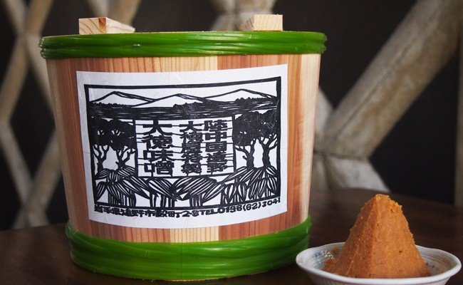 「大徳屋」の無添加・手作り天然醸造味噌で南部どりの肉質を活かす