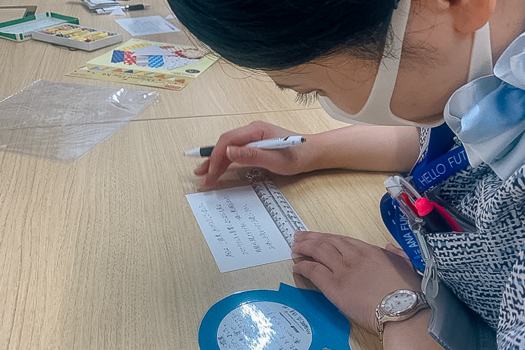 メッセージカードの作成には多くのスタッフが参加