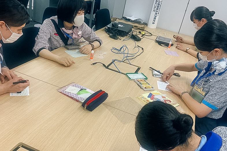 メッセージカードの作成には多くのスタッフが参加