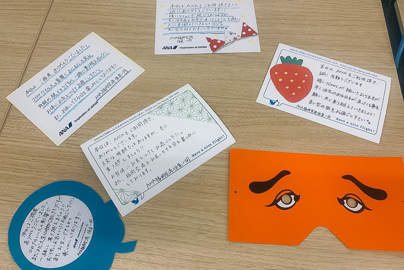 メッセージカードの作成には多くのスタッフが参加