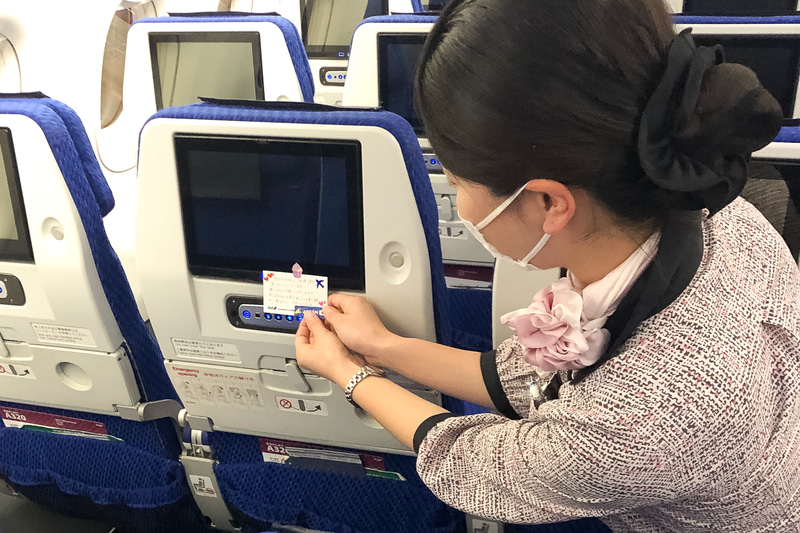 メッセージカードを機内の座席へ