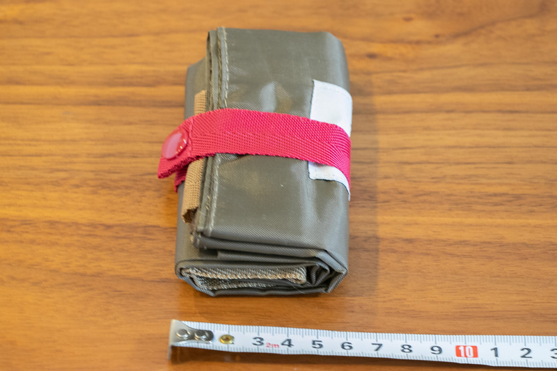 エコバッグのサイズは、折りたたみ時は約11×6cm、バッグとしては幅が31cmで高さが33cm。マチは7cmだった