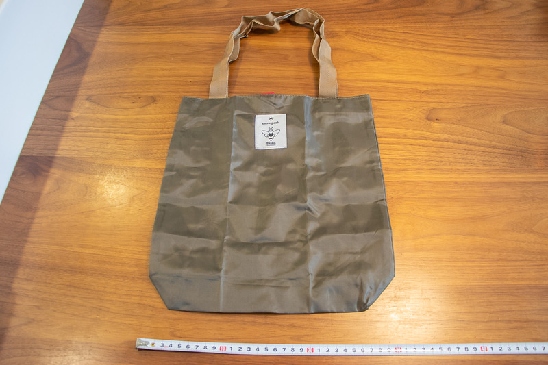 エコバッグのサイズは、折りたたみ時は約11×6cm、バッグとしては幅が31cmで高さが33cm。マチは7cmだった