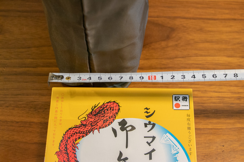 シウマイ弁当を2個買ってきたのだが、1個も水平では入らない