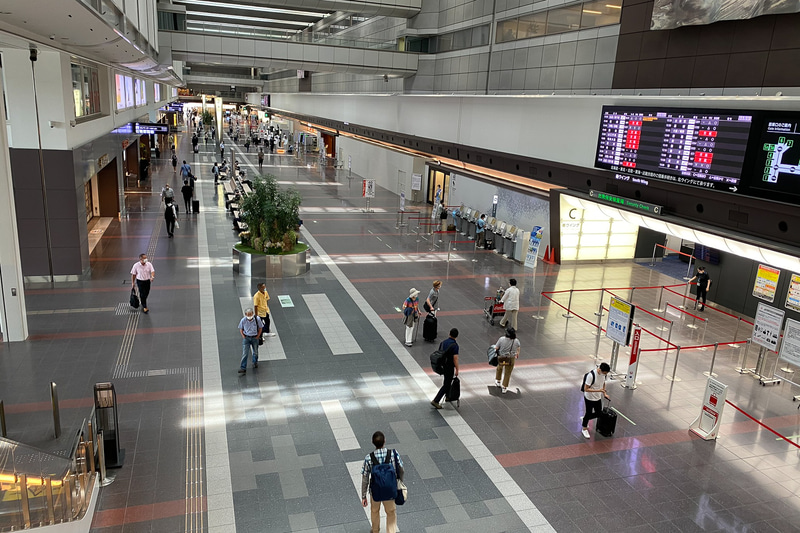 第1ターミナル3階のスターバックス コーヒーから11時ごろに南ウイングを捉えた様子。現在北ウイングは閉鎖しているので、どの路線でも搭乗はこちらから行なう