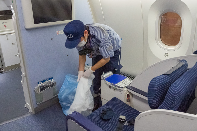 まずは通常の清掃作業を手際よく進めていく