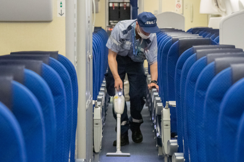 まずは通常の清掃作業を手際よく進めていく