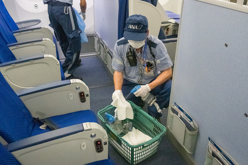 清掃作業終了後、アルコール消毒液を含ませたクロスで、手が触れる部分を中心に消毒作業を実施
