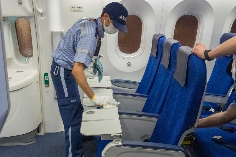 清掃作業終了後、アルコール消毒液を含ませたクロスで、手が触れる部分を中心に消毒作業を実施