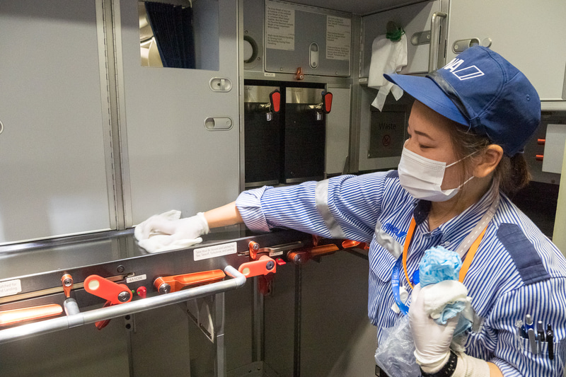 清掃作業終了後、アルコール消毒液を含ませたクロスで、手が触れる部分を中心に消毒作業を実施