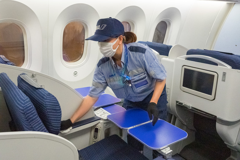 プレミアムクラスでは、タッチパネルのモニターや、カクテルテーブルなども消毒