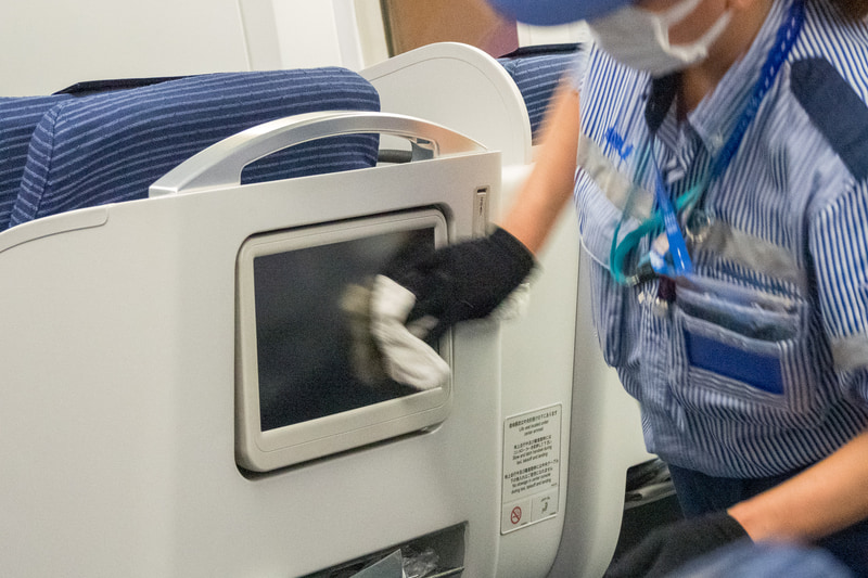 プレミアムクラスでは、タッチパネルのモニターや、カクテルテーブルなども消毒