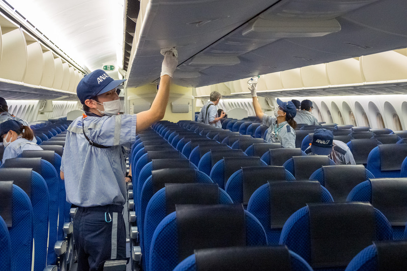 オーバーヘッドコンパートメントは表も裏も念入りに拭き取っていた