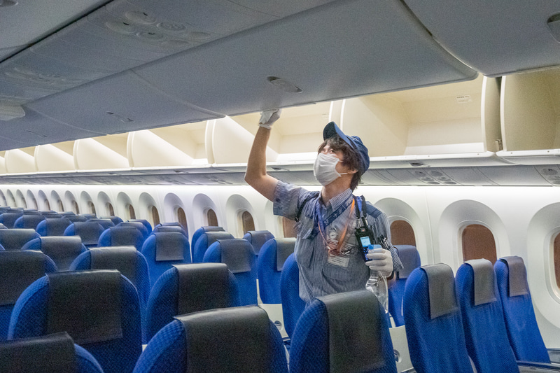 オーバーヘッドコンパートメントは表も裏も念入りに拭き取っていた