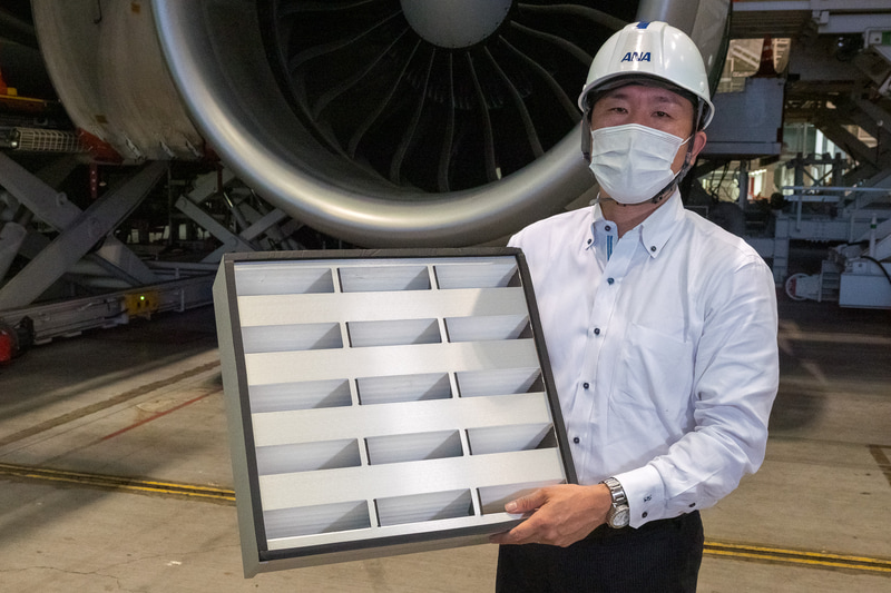 HEPAフィルターを手に機内環境について説明する全日本空輸株式会社 整備センター 技術部 技術企画チーム リーダー 奥貫孝氏