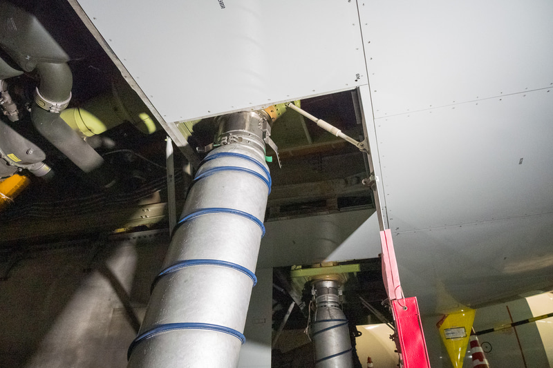 駐機中も機外からダクトを通じて空気を送り込む