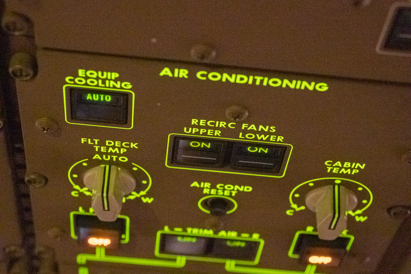 コックピットにある機内循環システムのファン「RECIEC FANS」を動作させるためスイッチ。基本的に常にオンにしている