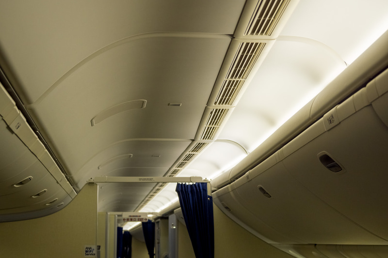 ボーイング 777型機の客室へ空気を送る天井のスリット