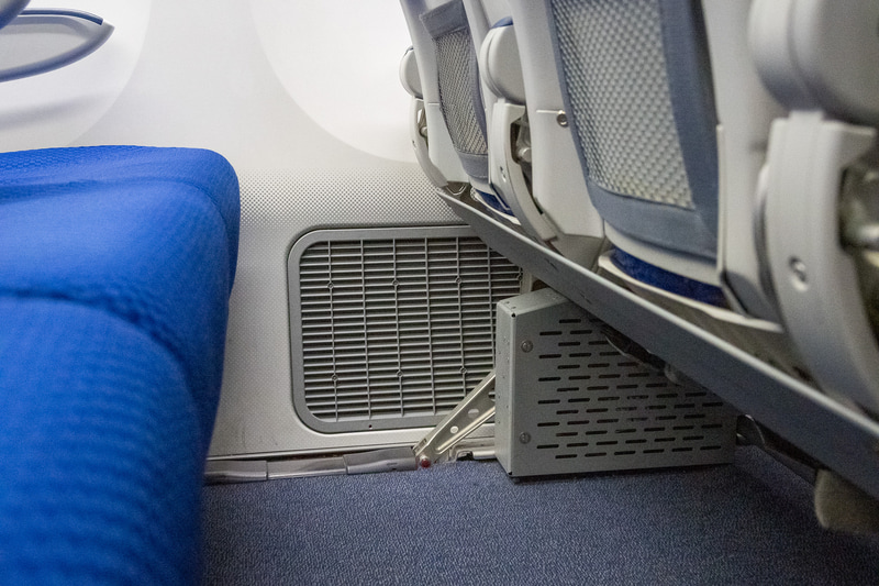 ボーイング 787型機の客室壁面足下にある排気口