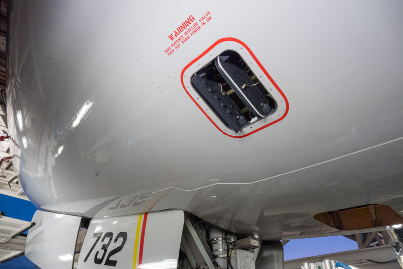 機内やラバトリーなどの空気を機外へ放出するアウトフローバルブ。ボーイング 777型機が機体前方と後方にあり、写真上段が前方、同下段が後方のもの。機内気圧の調整弁でもあるので、上空では蓋がもっと閉まったような状態になる