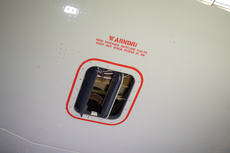 機内やラバトリーなどの空気を機外へ放出するアウトフローバルブ。ボーイング 777型機が機体前方と後方にあり、写真上段が前方、同下段が後方のもの。機内気圧の調整弁でもあるので、上空では蓋がもっと閉まったような状態になる