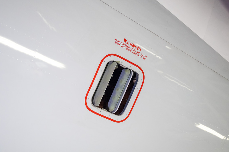 機内やラバトリーなどの空気を機外へ放出するアウトフローバルブ。ボーイング 777型機が機体前方と後方にあり、写真上段が前方、同下段が後方のもの。機内気圧の調整弁でもあるので、上空では蓋がもっと閉まったような状態になる